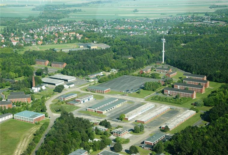 Cuxhaven: 1000 Geflüchtete sollen in Kaserne unterkommen Auf dem Luftbild ist der Teil der Altenwalder Kaserne zu sehen, der nun wieder aktiviert werden soll.