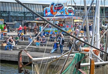Auf dem Markt im Hafen im Schaufenster Fischereihafen gibt es eine Menge zu sehen.