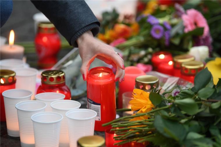 Attentäter von Halle gesteht Tat und rechtsextremistisches Motiv Auf dem Marktplatz in Halle wurden Blumen und Kerzen als Zeichen der Trauer aufgestellt.