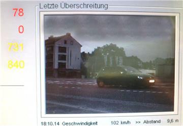 Auf dem Messbildschirm der Polizei ist der Raser trotz Tempo 102 deutlich zu erkennen.