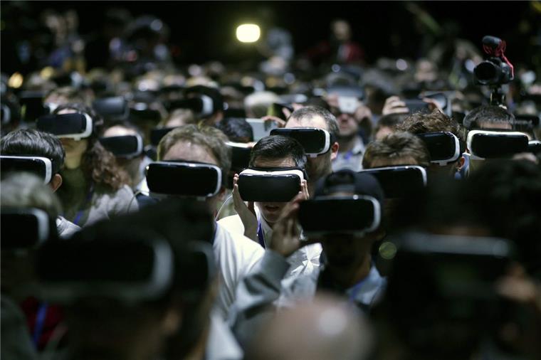 Virtuelle Realität auf dem Mobile World Congress Auf dem Mobile World Congress dominieren die sogenannten VR-Headsets, die ein Eintauchen in virtuelle Welten ermöglichen. Foto Estévez/dpa