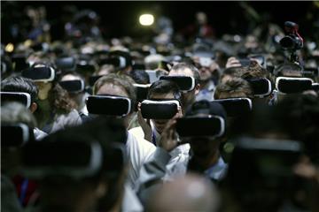 Auf dem Mobile World Congress dominieren die sogenannten VR-Headsets, die ein Eintauchen in virtuelle Welten ermöglichen.  Foto Estévez/dpa