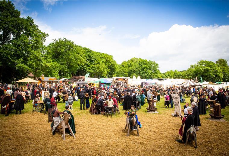 Viele Menschen tauchen in ihrer Freizeit ins Mittelalter ein Menschen auf einem Mittelaltermarkt