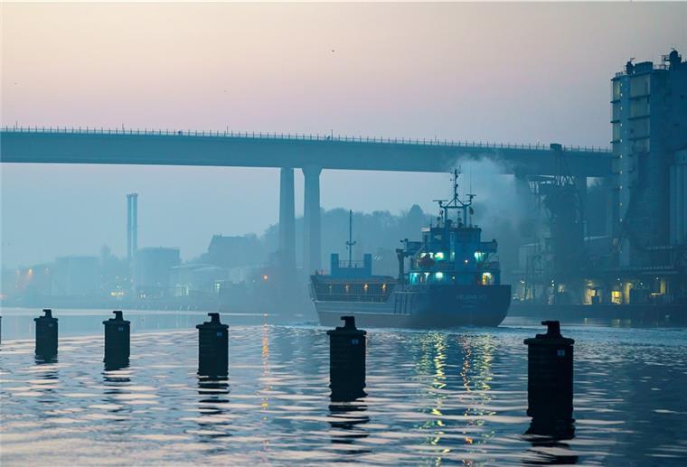 Nord-Ostsee-Kanal: Frachtschiffe stoßen zusammen - drei Verletzte Nord-Ostsee-Kanal