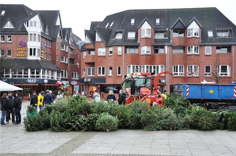 1300 Tannenbäume in Nordenham und Blexen geschreddert Auf dem Nordenhamer Marktplatz sind am Samstag 1100 Weihnachtsbäume geschreddert worden