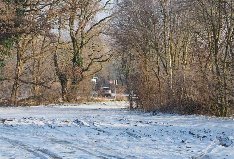 Date wird zum Alptraum: Traummann entpuppt sich als Vergewaltiger Schneebedeckter Parkplatz am Sieverner See