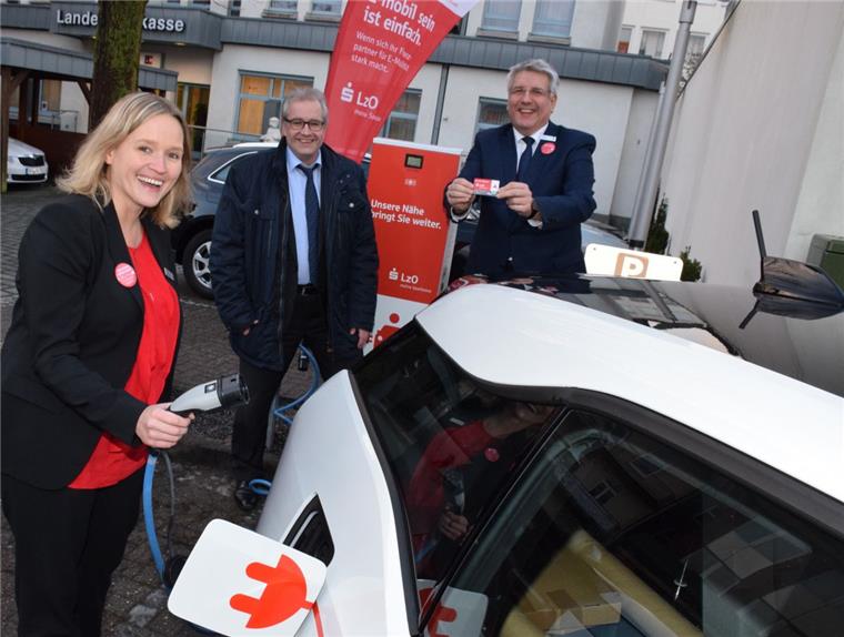 Elektromobilität nimmt in Nordenham Fahrt auf Auf dem Parkplatz der LzO-Filiale in Nordenham steht jetzt eine E-Ladestation. Darüber freuen sich (von links): Martina Francksen (Filialleiterin), Bürgermeister Carsten Seyfarth und Andreas Vollert (Direktor des Bereichs Privatkunden in der Region Wesermarsch).