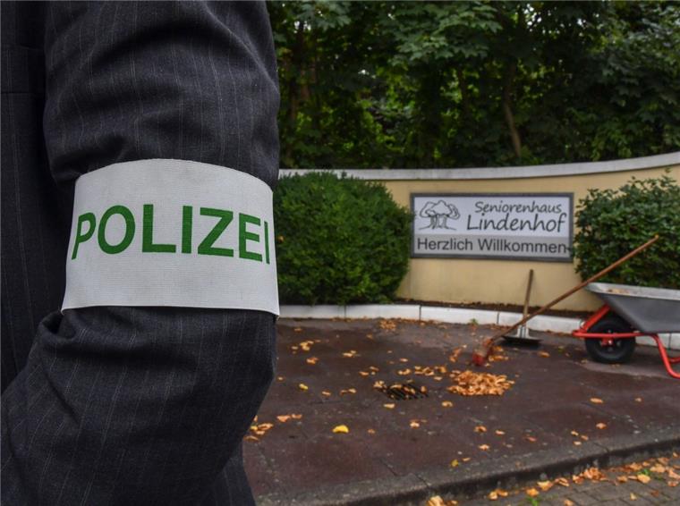 Auf dem Parkplatz des Seniorenheims sind zwei Tote gefunden worden. Die Polizei ermittelt.