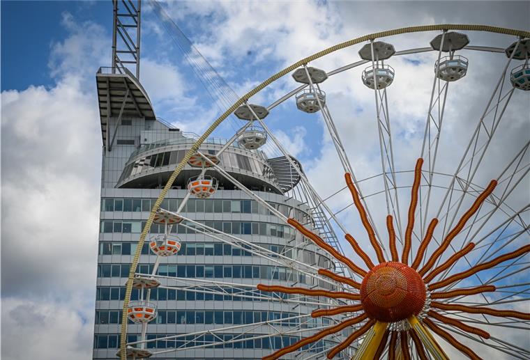Unter Auflagen: Platzgarantie für das Riesenrad Auf dem Platz vor dem Lloyd´s war das Riesenrad lange aufgebaut.