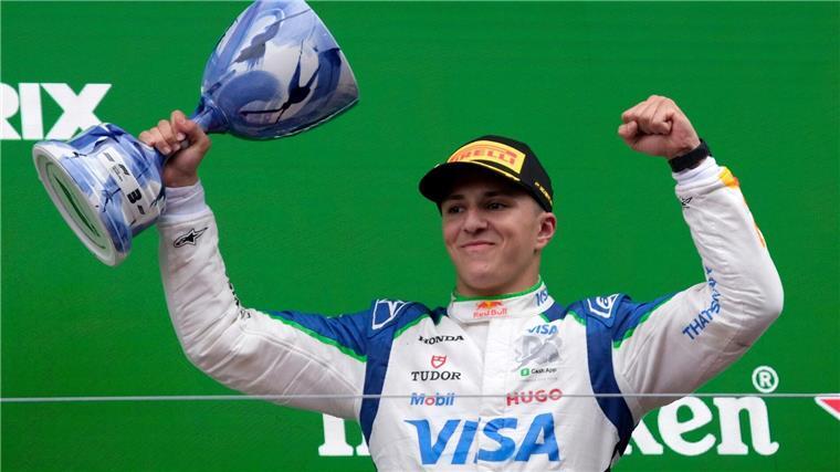 Neuer Verstappen-Kollege? Hadjar liefert beste Argumente Auf dem Podest war die Trophäe noch ganz.