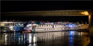 Auf dem Rhein in Duisburg ist am Abend des zweiten Weihnachtsfeiertages ein Hotelschiff gegen einen Brückenpfeiler geprallt. Der Bug wurde beschädigt, das Schiff wurde evakuiert.