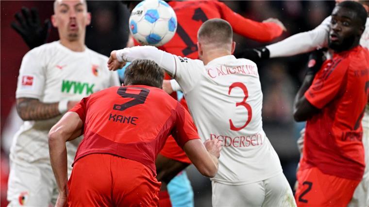 Zielsicher wie ein Außerirdischer Auf dem Rücken trägt der Fußballer die Nummer 9.