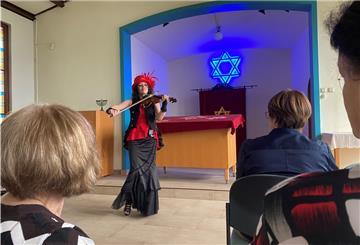 Auf dem Sommerfest der jüdischen Gemeinde Bremerhaven spielt die Geigerin Esmeralda jüdische Volkslieder wie Hava Nagila. 