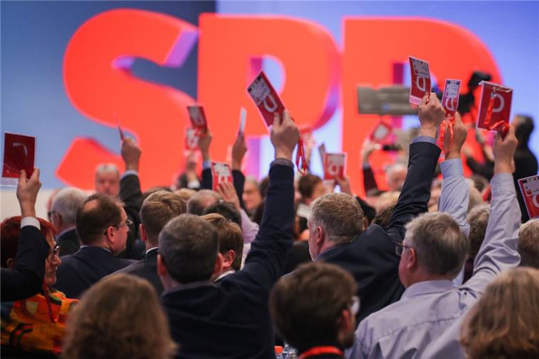 Entscheidung ist gefallen: SPD stimmt für die GroKo-Verhandlungen Auf dem Sonderparteitag in Bonn stimmten die SPD-Delegierten für die GroKo-Verhandlungen.