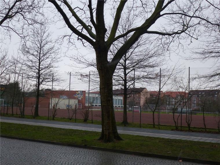 Bremerhaven: Unter Sportplatz schlummert Altlast Auf dem Sportplatz an der Pestalozzistraße in Bremerhaven soll die neue Oberschule Lehe errichtet werden. Unter dem Platz schlummert eine Altlast.