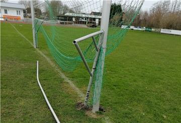 Ein Fußballtor mit zerbrochenen Stangen.