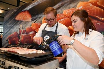 Auf der Fish International: Auf dem Stand der Deutschen See zeigen Aurelie Kernbach und Sebastian Bruns, wie dem Fisch mit dem Brenner eine knackige Kruste verpasst werden kann.