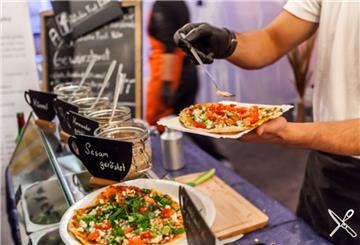 Auf dem Street Food Festival während der Maritimen Tage in Bremerhaven, gibt es viele Leckereien zu entdecken.