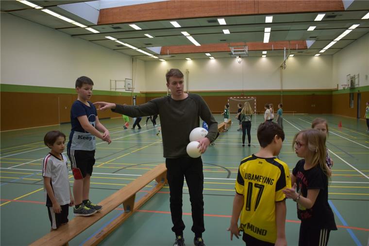 Thade Hullmann kehrt als FSJler an seine alte Schule in Burhave zurück Auf dem Stundenplan des Sportunterrichts an der Grundschule Butjadingen steht Völkerball. Thade Hullmann unterstützt die Lehrkräfte bei der Betreuung der Schüler.