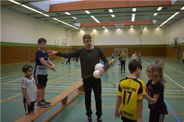 Auf dem Stundenplan des Sportunterrichts an der Grundschule Butjadingen steht Völkerball. Thade Hullmann unterstützt die Lehrkräfte bei der Betreuung der Schüler.
