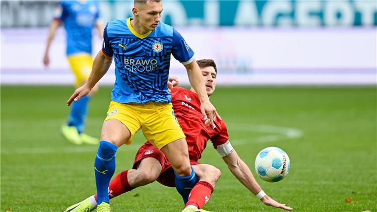 Auf dem verlorenen Posten beim FCK: Sven Köhler (li.) und die Eintracht