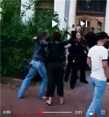 Auf dem Videokanal Youtube wurde die Attacke gegen die Polizisten tausendfach angeklickt. Obwohl den Beschuldigten der Prozess gemacht werden sollte, mussten sie nun freigelassen werden.