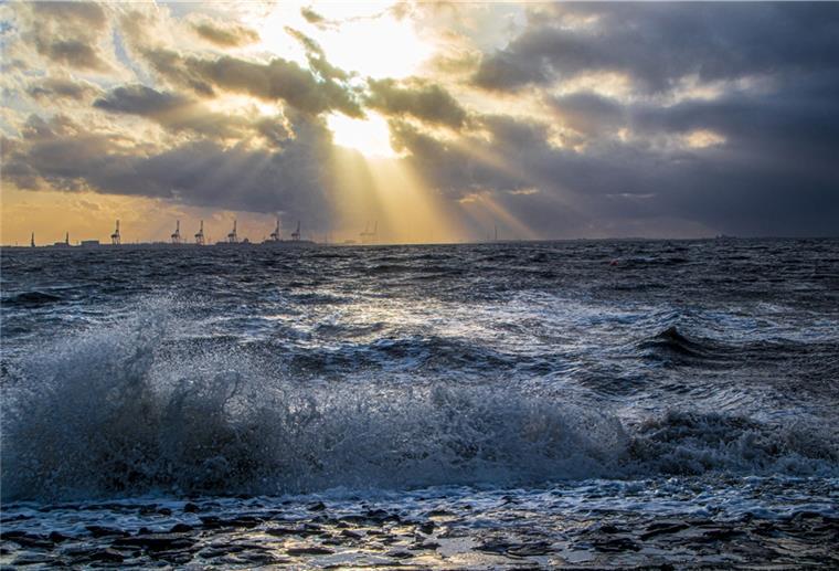 Butjadingen bietet eine breite Angriffsfläche Auf dem Weg am Strand von Tossens kam die Nordsee den Spaziergängern in dieser Woche zum Abendhochwasser relativ nah. Foto: Lammers