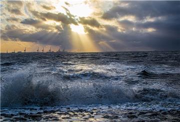 Auf dem Weg am Strand von Tossens kam die Nordsee den Spaziergängern in dieser Woche zum Abendhochwasser relativ nah. Foto: Lammers