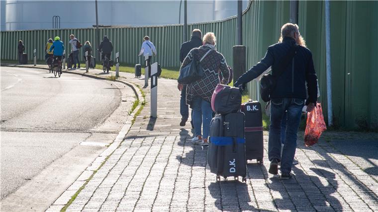 Bremerhaven: Gäste der „Mein Schiff 3“ wandern durch Hafen Auf dem Weg in die Innenstadt: Die Kreuzfahrgäste der „Mein Schiff 3“ sind mit Rollkoffern am Dienstag quer durch den Hafen gewandert
