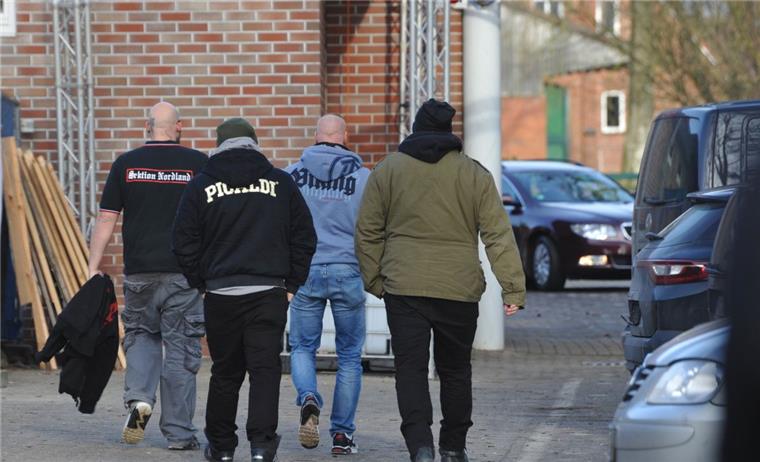 Entsetzen in Karlshöfen: NPD tagt im "Dancing Club" Auf dem Weg ins Veranstaltungslokal: Vier Teilnehmer der NPD-Veranstaltung in Karlshöfen. Etwa 90 Rechtsextreme waren insgesamt erschienen.