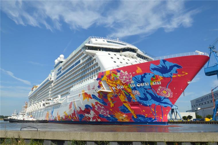 Gentings Traum kommt Auf dem Weg nach Bremerhaven: Genting Dream.