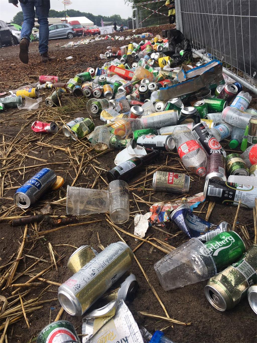Auf dem Weg zum Infield, lagen vor allem Pfand-Dosen. Foto: Maffiotte