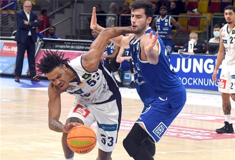Die Eisbären stellen den Topwerfer der Zweiten Liga Auf dem Weg zum Korb lässt sich Kevin Yebo (links) zurzeit kaum aufhalten. Der Power Forward ist aktuell der Topscorer der ProA.
