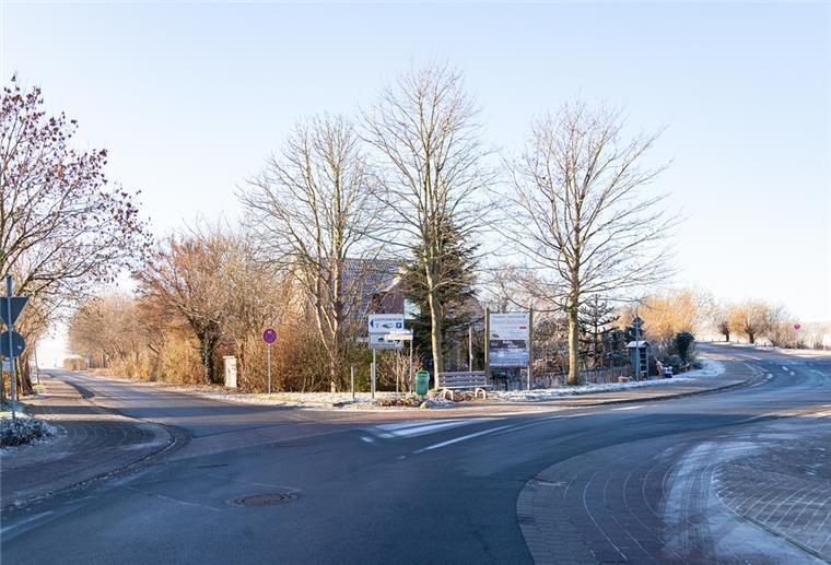 Auf dem Weg zum Wremer Kutterhafen gabeln sich Strandstraße (links) und Rolf-Dirksen-Weg.