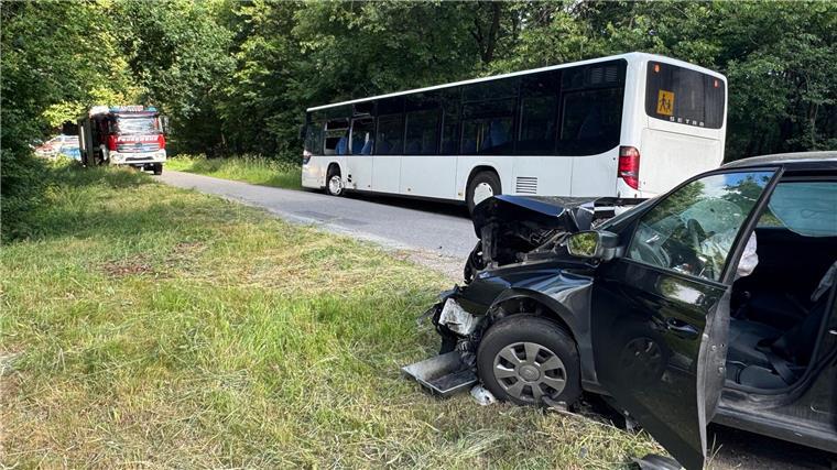 Auf dem Weg zur Schule stoßen ein Schulbus und ein Pkw im Emsland zusammen. Drei Kinder werden leicht verletzt. 
