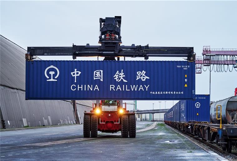 Auf dem Weg zur Verladung: Die Container mit dem Zellstoff werden zum ersten Direktzug nach China gebracht.