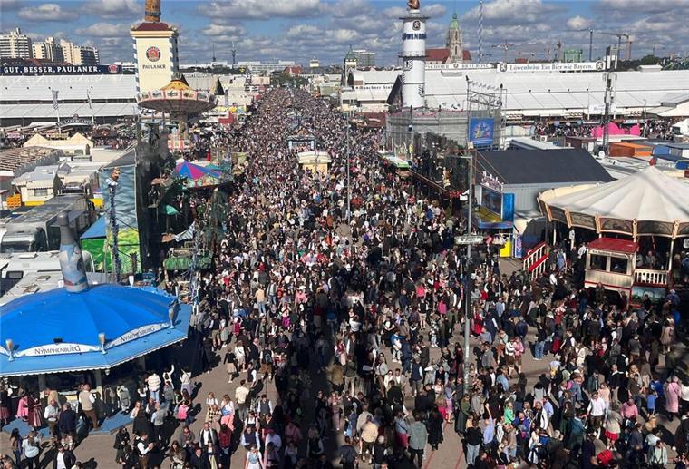 Wiesnchef zieht zum Oktoberfest ins Hotel Auf dem Weg zur Wiesn wird es oft eng. (Archivbild)