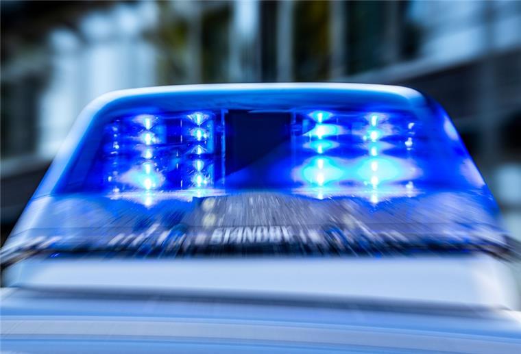Bremen: Polizisten in der Innenstadt angegriffen und geschlagen Ein Blaulicht leuchtet auf dem Dach eines Polizeiwagens