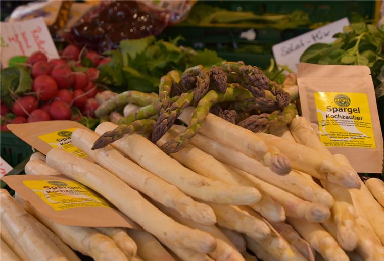 Kreative Küche: Spargel mal anders zubereitet Auf dem Wochenmarkt in Nordenham bieten mehrere Händler das beliebte Stangengemüse an.