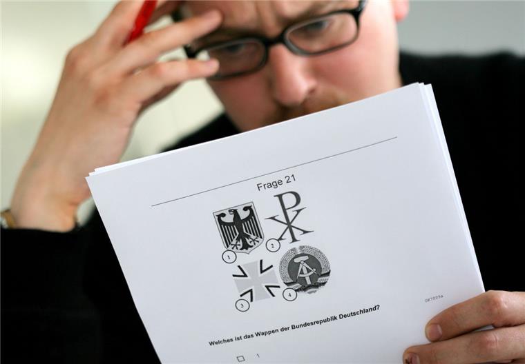 Einbürgerung: Das musst du wissen, um Deutscher zu werden Auf den Einbürgerungstest sollten sich die Teilnehmer gut vorbereiten. Abgefragt wird Wissen über Geschichte, Politik und Gesellschaft.