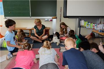 Auf den Hund gekommen sind in der Grundschule Midlum nicht nur die Viertklässler um Klassenlehrerin Anissa Brecht (Mitte).
