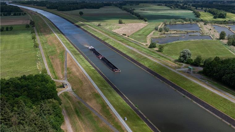 Auf den Kanälen ist nicht viel Platz für die langen Schiffe. Bei Gegenverkehr muss der Kapitän aus der Ferne präzise steuern.