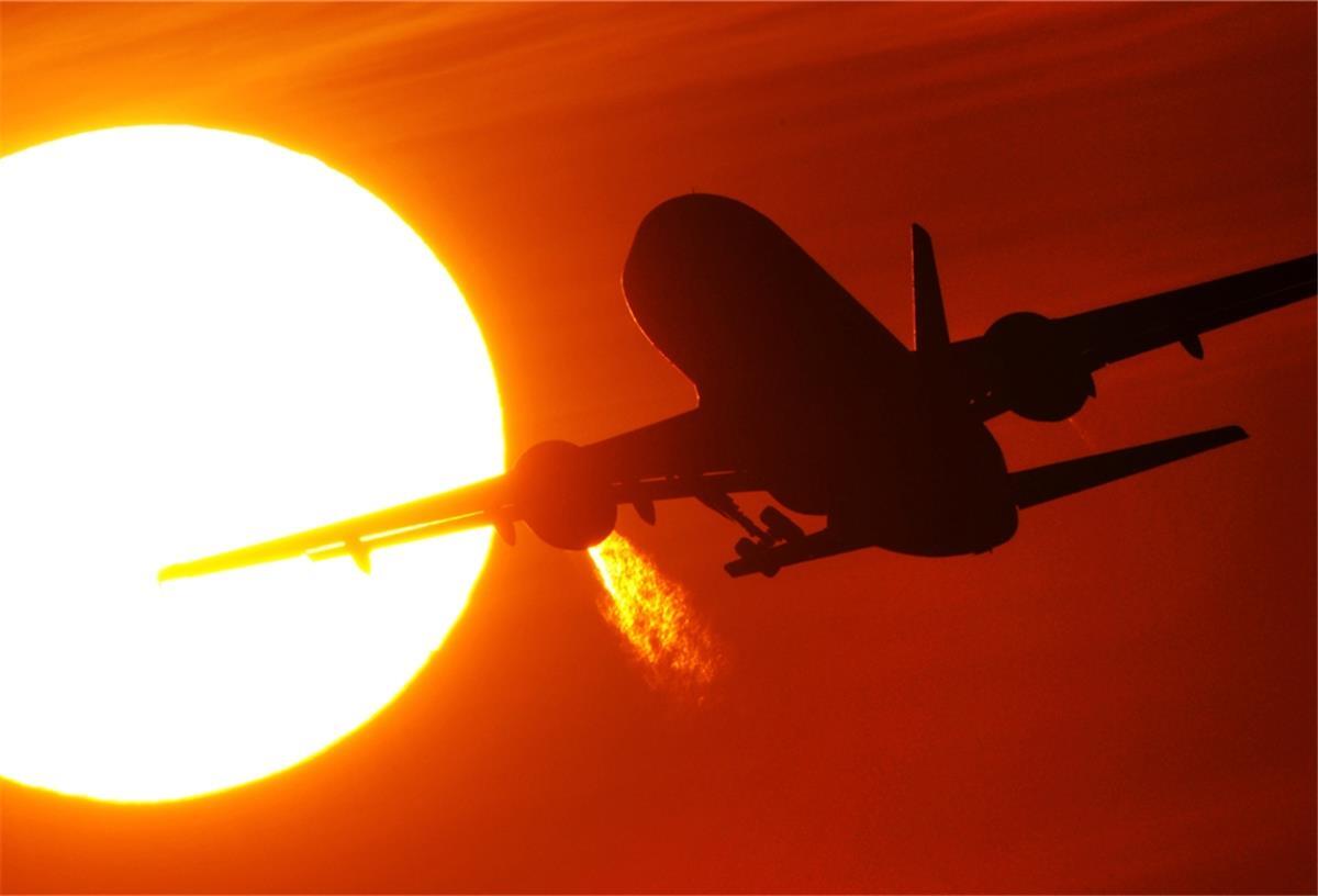 Schlecht für den geplanten Urlaub: Reisewarnung wird wohl verlängert Auf den klassischen Sommerurlaub im Ausland und Fernreisen werden die Deutschen 2020 wohl eher verzichten müssen.