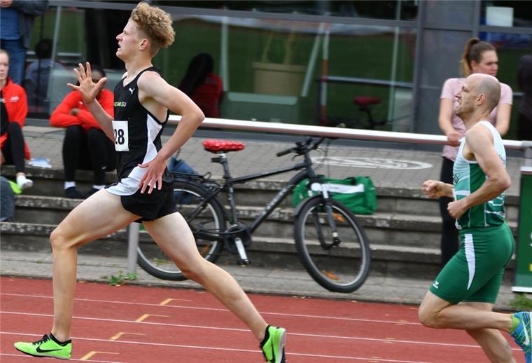 Tammo Doerner knackt 34 Jahre bestehenden Rekord Auf den letzten 100 Metern setzte Tammo Doerner (links) zum Endspurt an und siegte im 800-Meter-Lauf in neuer Bestzeit. In 2:06.34 Minuten ist er der schnellste M15-Läufer Niedersachsens
