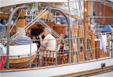 Besucher der Maritimen Tage auf einem Schiff