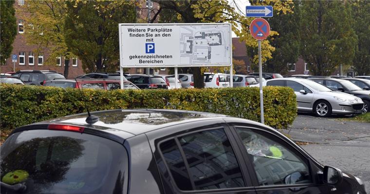 Einnahmen aus Parkgebühren sollen üppiger sprudeln Auf den Parkplätzen an den Stadthäusern ist das Parken generell frei. Das könnte sich künftig ändern. Foto Scheschonka