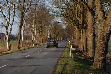 Auf den Radweg an der K18 - hier zwischen Bad Bederkesa und Flögeln - werden die Bürger noch warten müssen.