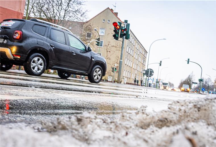 Auf den Straßen Bremerhavens kann es aufgrund des Tauwetters rutschig werden.
