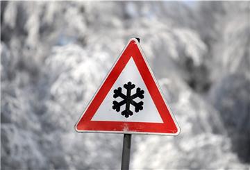 Vor winterlichen Straßenverhältnissen warnt am 27.01.2014 auf dem verschneiten Hohen Meißner (Hessen) ein Schild.