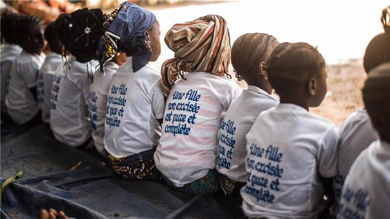 Genitalverstümmelung: Rund 17.000 Mädchen gefährdet Auf den T-Shirts dieser Mädchen aus Guinea steht: „Ein unbeschnittenes Mädchen ist rein und vollständig“.